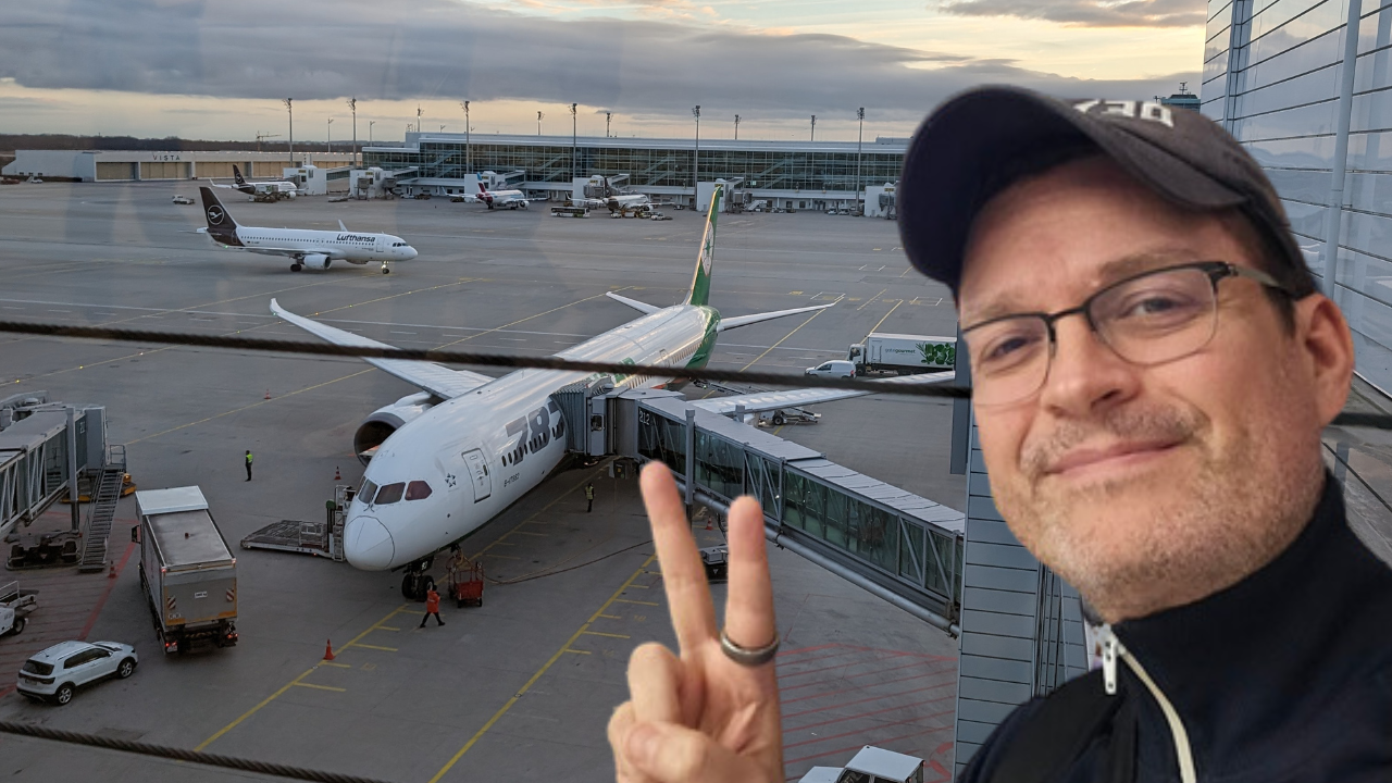 Selfie mit Peacezeichen. Im Hintergrund mein Flugzeug am Gate