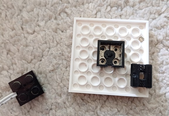 LEGO Technic 9V connector.
Left: a connector done with new cable.
Right: a connector opened.