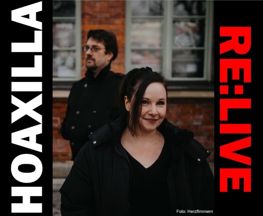 Foto von Alexa und Alexander vor einer roten Ziegelwand. Links und rechts am Bildrand steht der Text: "HOAXLLA RE:LIVE"