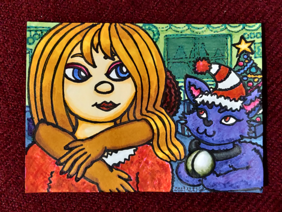 Un dessin représentant Marève, une femme blonde aux yeux bleus, portant une tenue de noël simple rouge bordée de fourrure blanche, avec une personne brune dont seuls les cheveux et les bras sont visibles lui faisant un câlin de dos; à sa gauche, carbonacat, un chat à la fourrure violette et aux yeux rouges, allongé et portant un chapeau de noël à rayures; en fond des cadeaux, un sapin de noël, des décos, et une fenêtre montrant un extérieur de sapins.
