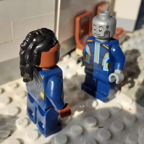 LEGO minifigures of the characters Airiam and Owosekun from Star Trek: Discovery 