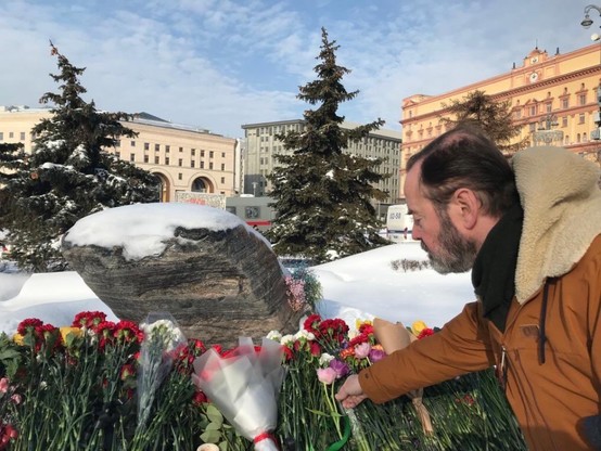 Dutch ambassador lays flowers for Navalny