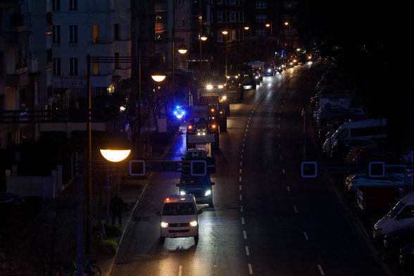 Das Bild zeigt den Auto-Traktor-Korso durch Düsseldorf.