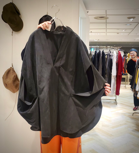 01u10 / 円環VEST『楽』　深いVゾーンは万人向けとは言わないし、このシーズン発表されたスウェットのインパクトが大きくて印象は薄いが、01u10の隠れた名作だと思う