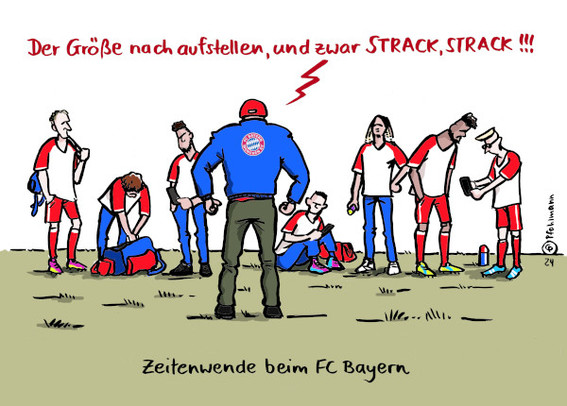Szene auf einem Fußballplatz.
Unterzeile: "Zeitenwende beim FC Bayern"
In  Rückenansicht ist ein Fußballtrainer abgebildet, ein neuer für den FC Bayern München. Er hat die Körperhaltung eines Offiziers, die Fußballspieler vor ihm sind im Gegensatz dazu in verschiedenen, eher lässigen Körperhaltungen zu sehen, teilweise mit dem Handy beschäftigt. Der Trainer hat eine blaue Jacke mit Bayern-Logo an, dazu eine olivgrüne Hose, auf dem Kopf hat er eine rote Schirmmütze. Er schreit sein Team an: "Der Größe nach aufstellen, und zwar STRACK, STRACK!!!"