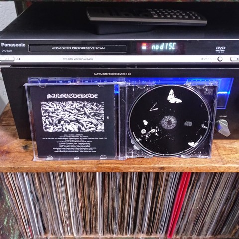 CD aberto mostrando o encarte do CD