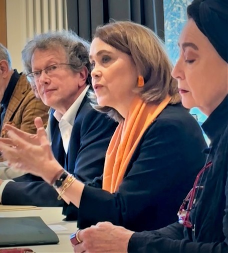 Ministerin Olschowski spricht bei der Pressekonferenz zur Übergabe des Nachlasses von Jazzlegende Wolfgang Dauner an die Württembergische Landesbibliothek in Stuttgart. Neben ihr sitzen: Dauners Witwe Randi Bubat und WLB-Direktor Rupert Schaab. 