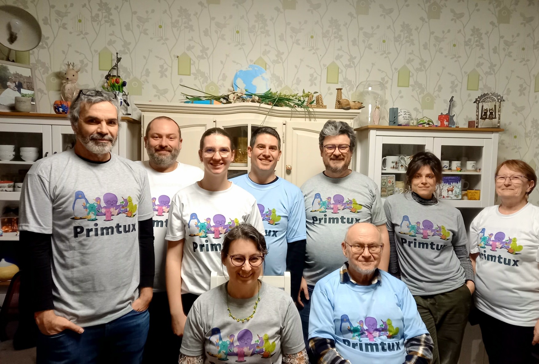 Photo de membres de l'association PrimTix portant tous tee-shirt avec le nouveau visuel.