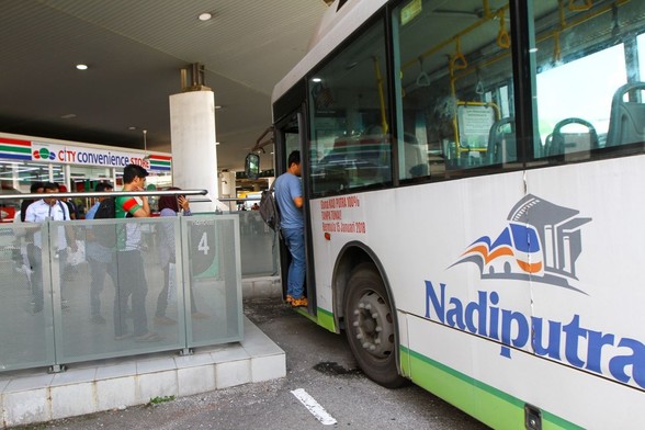 Passengers boarding Nadi Putra bus at a bus terminal. / Photo from linked article.
