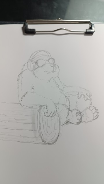 Kritzelei eines im Cartoonstyle gezeichneten sitzenden Bären mit Kopfhörern und Sonnenbrille, an einen liegenden Baumstamm anlehnend, auf einem DIN A 4 Blatt