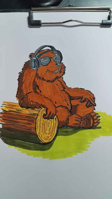 Kritzelei eines im Cartoonstyle gezeichneten sitzenden Bären mit Kopfhörern und Sonnenbrille, an einen liegenden Baumstamm anlehnend, auf einem DIN A 4 Blatt, nachträglich coloriert