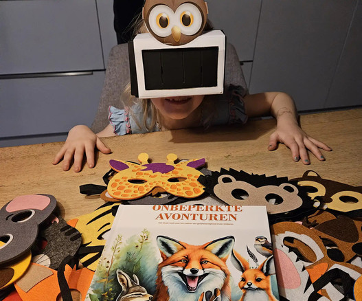 Hanna met boek en spel en dierenmaskers. 