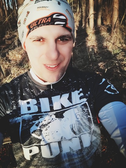 Selfie autora odzianego w koszulkę z napisem Bike Punk 