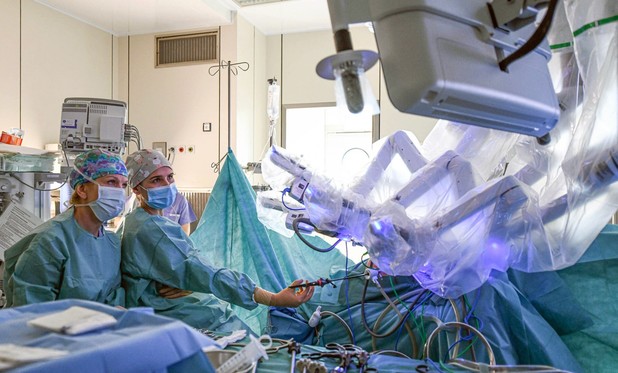 Pierwsze operacje przeprowadził chirurg Michał Duszewski w asyście chirurga Tomasza Wawrowskiego, pod okiem doświadczonego w chirurgii robotycznej specjalisty dr. n. med. Krzysztof Kasei, chirurga Kliniki Chirurgii Ogólnej i Transplantacyjnej w Szczecinie. Rolą mentora było podpowiadanie wykorzystania systemu robotycznego i możliwości narzędzi, które robot ma do dyspozycji.
