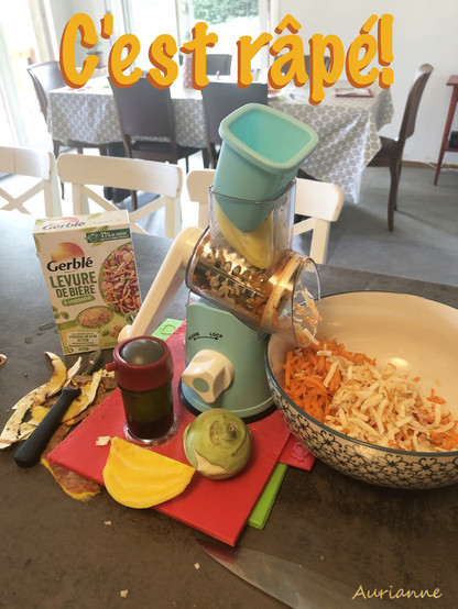 Lava las verduras y quítales la piel, excepto a la zanahoria, que está llena de vitaminas. Ralla en una ensaladera una zanahoria, un trozo de apionabo, una colirrábano y una remolacha roja o amarilla crudos. También puedes rallar un poco de hinojo. También puedes añadir hojas de ensalada picadas.
Prepara una vinagreta: Pon en un bol 1/4 de vinagre balsámico y 3/4 de aceite de cáñamo, linaza, aguacate o nuez. Sazona con sal.
Sirve la ensalada rallada en un plato con la vinagreta y la levadura de cerveza.
Que aproveche.
Se trata de un plato saludable porque las verduras crudas contienen menos azúcar que las cocidas. Se conservan todas las vitaminas.
