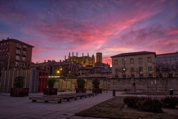 Foto en la hora azul de una parte/plaza de la ciudad de Huesca (Aragón, España).

A square of Huesca city (Aragón, Spain) taking at blue hour.