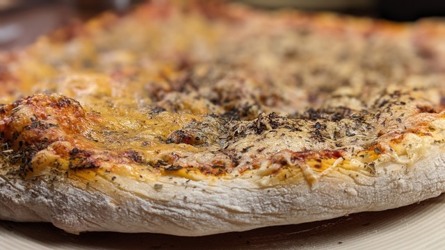 Pizza frisch aus dem Ofen.