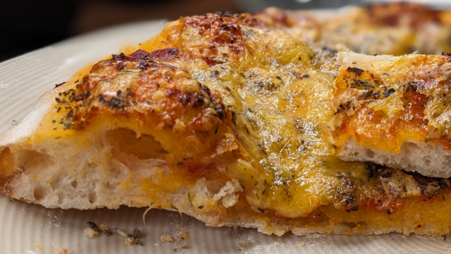 Frische Pizza aufgeschnitten.