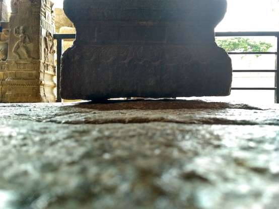 Base de una columna que no toca el suelo.
