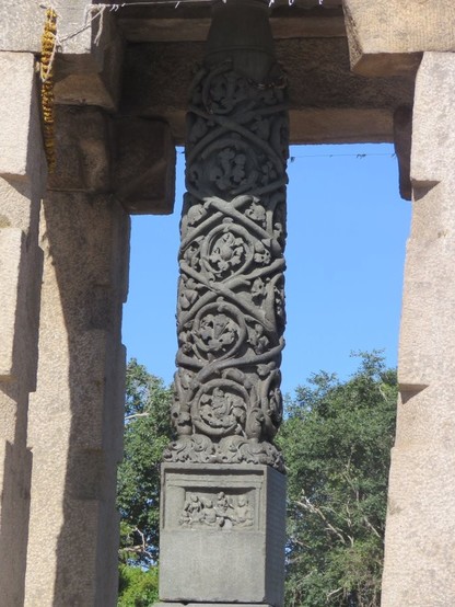 Columna con intrincados patrones tallados.