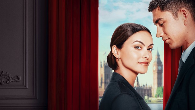Camile Mendes und Archie Renaux stehen sich nah gegenüber. Er schaut sie an, sie über die rechte Schulter in die Kamera. Im Hintergrund ein von schweren roten Vorhängen eingerahmtes Fenster, aus dem heraus die Umrisse der Houses of Parliament und Big Ben zu erkennen sind.