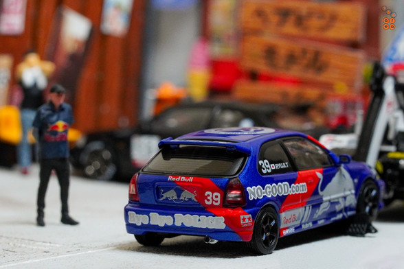 Honda Civic Type-R EK9 No Good Racing Red Bull Livery by INNO64 in 1:64 scale with 1:64 figure on area 164