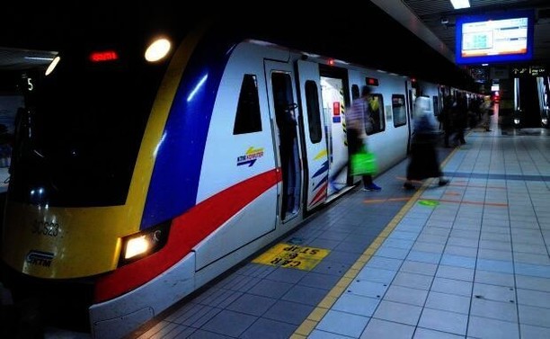 Passengers leaving KTM Komuter train at a station. / Photo from linked article.