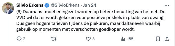 screenshot van tweet van Silvio Erkens:

"Daarnaast moet er ingezet worden op betere benutting van het net. De VVD wil dat er wordt gekozen voor positieve prikkels in plaats van dwang. Dus geen hogere tarieven tijdens de piekuren, maar daltarieven waarbij gebruik op momenten met overschotten goedkoper wordt."