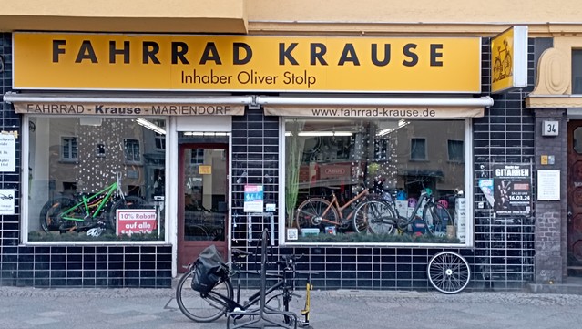 Mein Trekking Rad vor Fahrrad Krause  Mariendorf mit ausgebauten vorderen Laufrad 