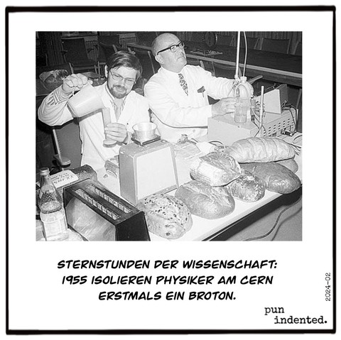 Ein Bild zeigt zwei Männer in weißen Kitteln inmitten technischer Apparaturen. Vor ihnen liegen mehrere große Brotlaibe. Bildunterschrift: Sternstunden der Wissenschaft: 1955 isolieren Physiker am CERN erstmals ein Broton.