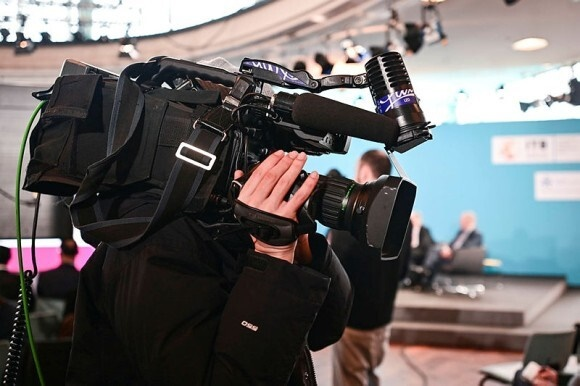 Bild
ÜBER 200 Jahre Menschen aus allen Gegenden der WELT Erzählung

BERLIN
Sei BERLIN

Bild Credit Messe BERLIN

An der Geringschätzung mancher GEGENDEN der Welt und deren Menschen kann man allerdings den Wiederspruch sehen - der dann wieder nicht thematisiert werden soll ?

Fragen also GENAU überlegen und Lobbykonform Lobby-WEST Fragen vorbereiten ?

Offene Gesellschaft
Geschlossene Gesellschaft FRAGEN

Berliner kennen es min. 200 Jahre + X
und sehen manchen Gast mit Humor