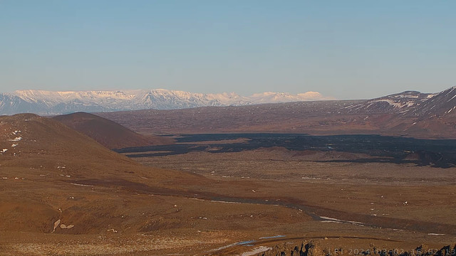 Kamerabild vom Thorbjörn nach Nordost. Man sieht alte Lava vom jüngsten Ausbruch, in der Ferne Gletscher.