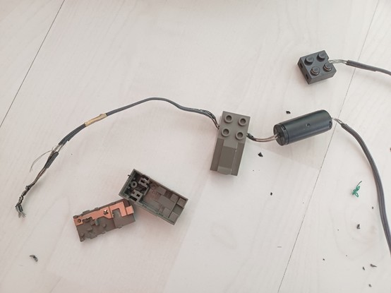 Old LEGO 9V rail connection cable with very brittle cable insulation.