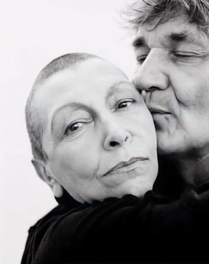 Elle a l'honneur d'être: #BrigitteFontaine
« Tant qu'on est vivant, c'est la moindre des choses d'être mouvant, émouvant. Après, on ne bougera plus. La mort, c'est notre condition. C'est même la seule chose dont on est sûr dans la vie. Moi, ça me rend joyeux d'être vivant. Je l'ai chanté, la mort est le berceau de la vie. Ça ne me fait pas peur. On peut disparaître dans la seconde qui fuit, qui suit. Alors... »
#JacquesHigelin