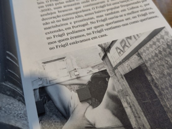 Eine Seite des aufgeschlagen Buches "Lisboa Clichê" mit zwei angeschnittenen schwatz-weiß Fotografien.