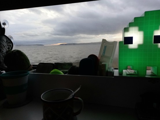 Jede Menge Kleinkram im Vordergrund und draußen eine Bucht, die zur Nordsee gehört.