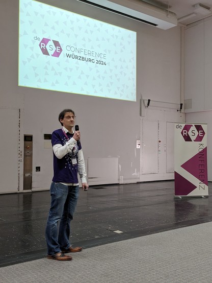 Florian on stage opening the conference.