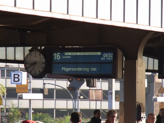 Bahnsteiganzeige am Dortmunder Hauptbahnhof:
Pilgerzug nach Lourdes
10 Minuten verspätet

Das „nach Lourdes“ kann man auf der Aufnahme nicht sehen, das hat technische Hintergründe (Laufschrift). Es wurde aber korrekt angezeigt.