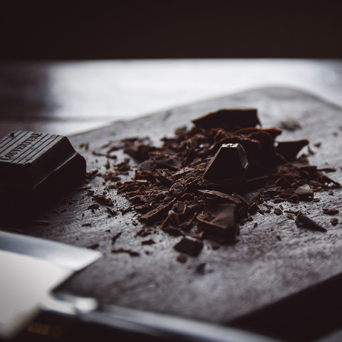 Gehackte Kuvertüre im Gegenlicht fotografiert.
Chapped couverture that was photographed in backlight.