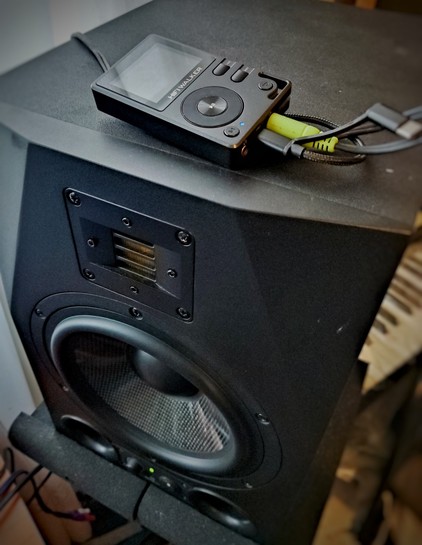 Monitor activo con DAP enchufado