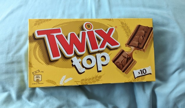 Image shows a box of a product called Twix Top. They look like Twix Cookies.