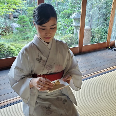 Nao-san tucks in to a bear monaka during a tea gathering in celebration of the Tokyo Olympics a few years ago.
