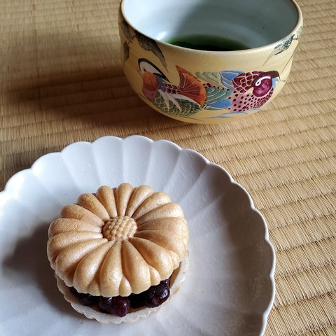 A chrysanthemum shaped monaka, eaten in September to celebrate the 'Chrysanthemum Festival'.