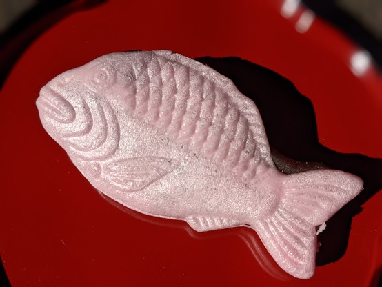 Sea breams are considered a symbol of good fortune in Japan. This giant monaka was eaten around the New Year.