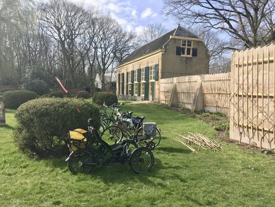 De trike op de voorgrond, de orangerie op de achtergrond.