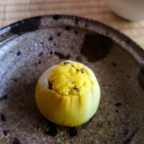 A sweet designed to mimic the head of a giant butterbur.