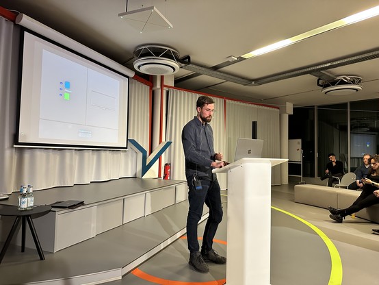 Chris Eidhof presenting his SwiftUI Field Guide and teaching us about HStacks