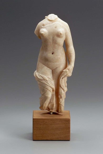 Roman marble scultpure of Aphrodite with a smooth mons veneris.