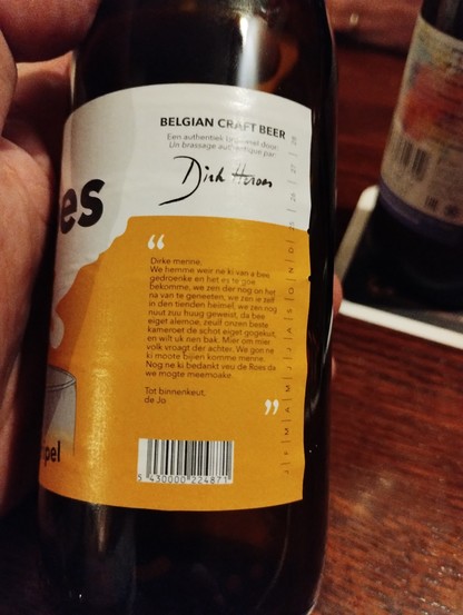 Onnavolgbare Vlaamse text op het bierflesje.