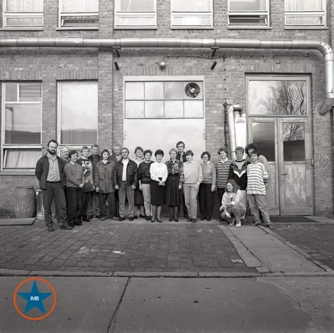 14 Frauen und 5 Männer, das erste Museumsteam vor dem Handwerkergebäude, wo sie die erste Ausstellung des Industriemuseums vorbereitet haben, 1992.
